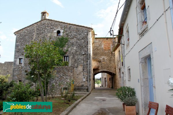 Avinyonet de Puigventós - Casa de la Volta (Foto: Albert Esteves, 2011) Avinyonet de Puigventós - Casa de la Volta