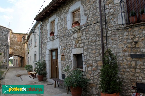 Avinyonet de Puigventós - Nucli antic (Foto: Albert Esteves, 2011) Avinyonet de Puigventós - Nucli antic