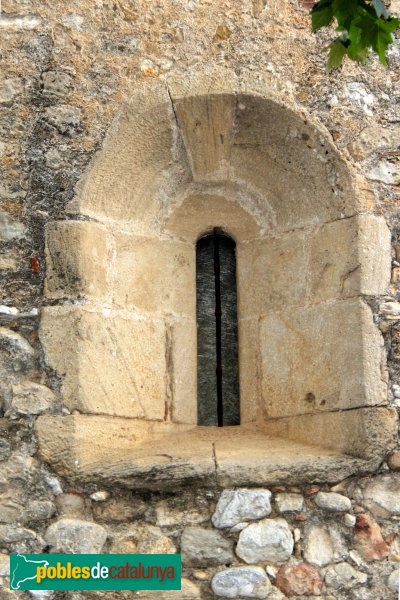 Navata - Església parroquial de Sant Pere, finestra lateral (Foto: Albert Esteves, 2011) Navata - Església parroquial de Sant Pere, finestra lateral