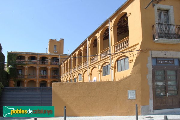 Riudarenes - Can Figueres, façana del carrer d'Orient (Foto: Albert Esteves, 2011) Riudarenes - Can Figueres, façana del carrer d'Orient