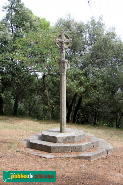 Terrades - Santuari de la Mare de Déu de la Salut, creu de terme (Foto: Albert Esteves, 2011) Terrades - Santuari de la Mare de Déu de la Salut, creu de terme