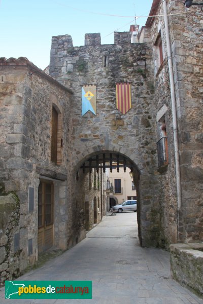 Sant Llorenç de la Muga - Portal de Baix (Foto: Albert Esteves, 2011) Sant Llorenç de la Muga - Portal de Baix