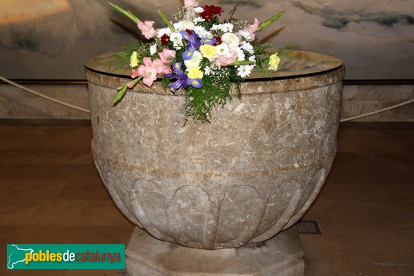 Figueres - Església de Sant Pere, pica baptismal (Foto: Albert Esteves, 2011) Figueres - Església de Sant Pere, pica baptismal
