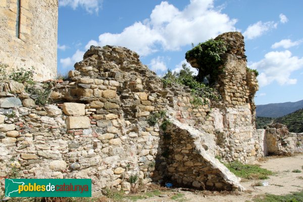 Rabós - Restes antigues darrera l'absis (Foto: Albert Esteves, 2012) Rabós - Restes antigues darrera l'absis