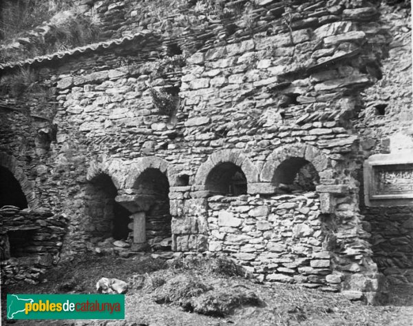 Rabós - Sant Quirze de Colera, claustre (Foto: Josep Salvany, Fons Salvany-Biblioteca de Catalunya, 1918) Rabós - Sant Quirze de Colera, claustre