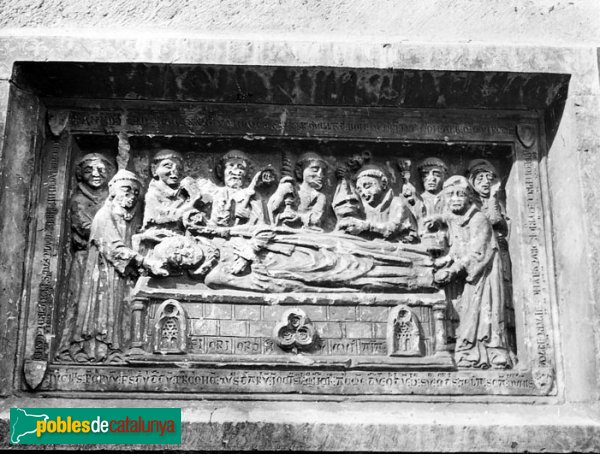 Rabós - Sant Quirze de Colera, sepulcre (Foto: Josep Salvany, Fons Salvany-Biblioteca de Catalunya, 1918) Rabós - Sant Quirze de Colera, sepulcre