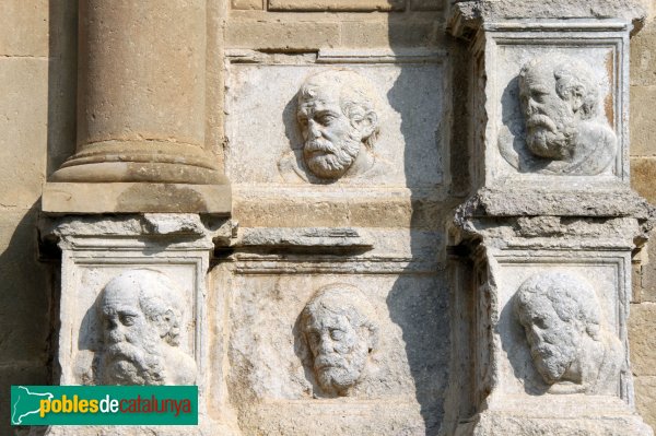 Calella - Portada de l'Església de Santa Maria i Sant Nicolau (Foto: Albert Esteves, 2013) Calella - Portada de l'Església de Santa Maria i Sant Nicolau