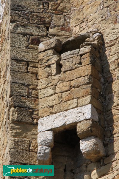 Saus - Església de Santa Eugènia, matacà de l'absis (Foto: Albert Esteves, 2013) Saus - Església de Santa Eugènia, matacà de l'absis