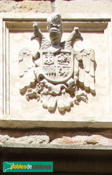 Camallera - Can Ferrer Pagès, escut sobre la finestra (Foto: Albert Esteves, 2013) Camallera - Can Ferrer Pagès, escut sobre la finestra