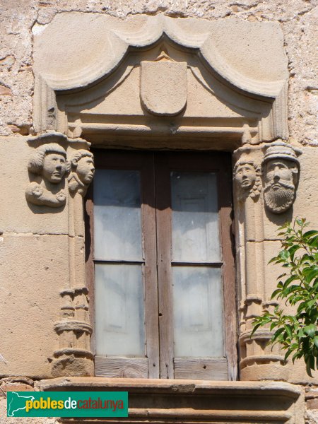 Can Cladelles · la finestra de la façana (Foto: Jaume Marcet i Prims, 2013) Can Cladelles · la finestra de la façana