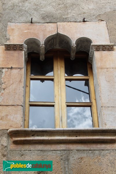 Garrigàs - Finestra gòtica de Ca l'Amparo