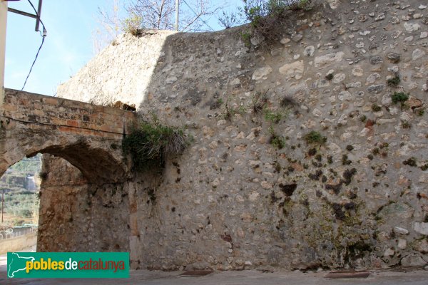 Torrelles de Foix - Muralla i pont del casal dels Peguera