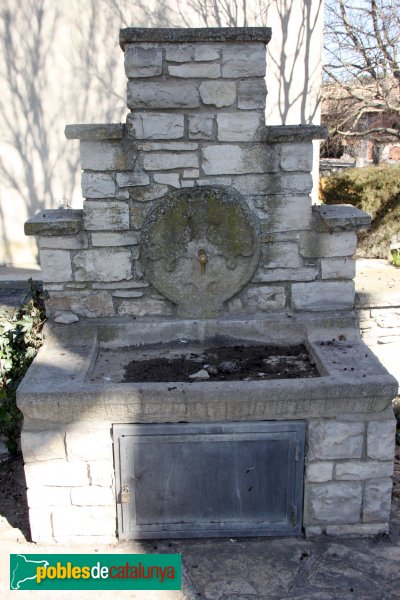 Talavera - Sant Jaume de Pallerols, font amb estela (Foto: Albert Esteves, 2014) Talavera - Sant Jaume de Pallerols, font amb estela