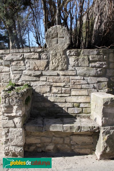 Talavera - Sant Jaume de Pallerols, banc amb estela (Foto: Albert Esteves, 2014) Talavera - Sant Jaume de Pallerols, banc amb estela