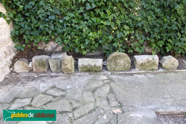 Talavera - Sant Jaume de Pallerols, elements del cementiri (Foto: Albert Esteves, 2014) Talavera - Sant Jaume de Pallerols, elements del cementiri