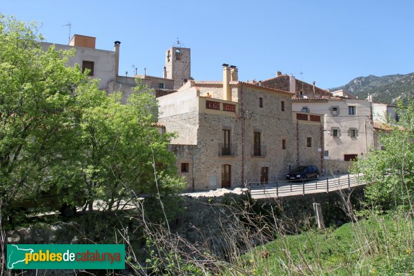 Cantallops - Nuci antic, al costat de la riera (Foto: Albert Esteves, 2014) Cantallops - Nuci antic, al costat de la riera