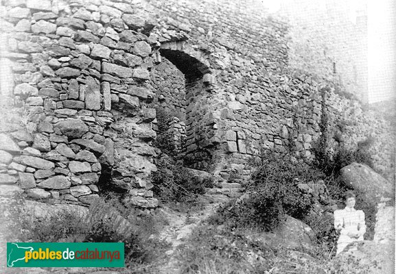 La Jonquera - Castell de Requesens, abans de la restauració (Foto: 1893) La Jonquera - Castell de Requesens, abans de la restauració