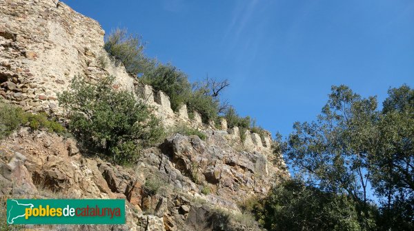 Darnius - Castell de Mont-roig (Foto: AlbertJB, 2012) Darnius - Castell de Mont-roig