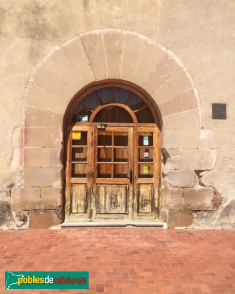 Masia-torre Mossèn Homs: Porta adovellada (Foto: Joan Sánchez Sabé, 2014) Masia-torre Mossèn Homs: Porta adovellada