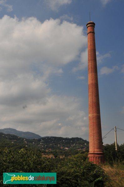 Xemeneia de Can Barba (Foto: Joan Sánchez Sabé, 2014) Xemeneia de Can Barba