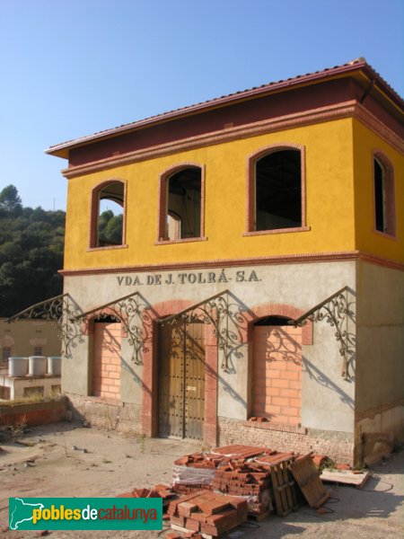 Can Barba - Façana amb la denominació de l'empresa (Foto: Joan Sánchez Sabé, 2007) Can Barba - Façana amb la denominació de l'empresa