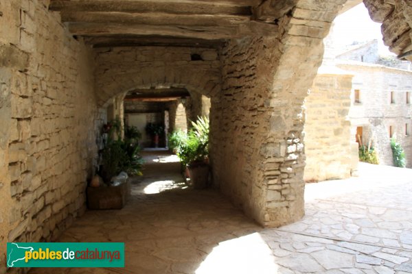 Les Oluges - Porxos de Montfalcó (Foto: Albert Esteves, 2014) Les Oluges - Porxos de Montfalcó