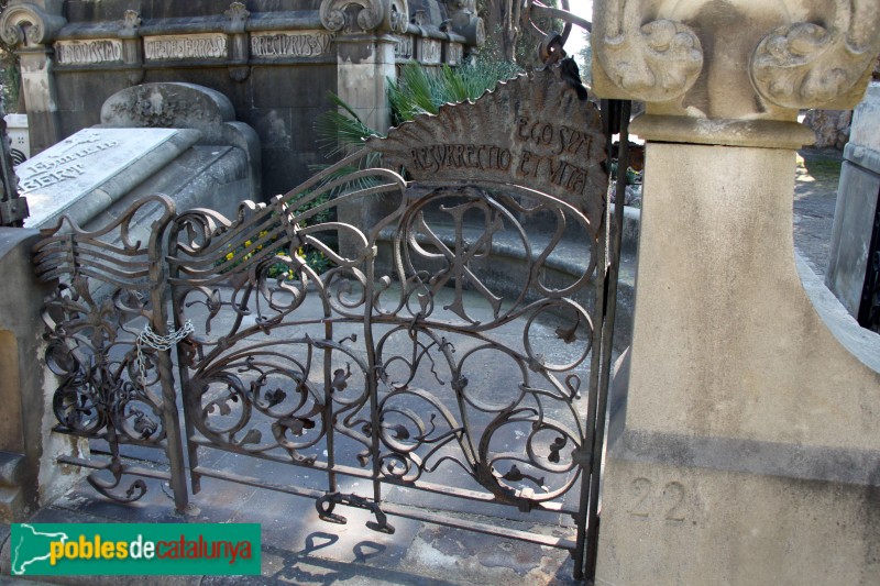 Cementiri de Montjuïc - Panteó Bartomeu Robert - Emerencià Roig (Foto: Albert Esteves, 2015) Cementiri de Montjuïc - Panteó Bartomeu Robert - Emerencià Roig