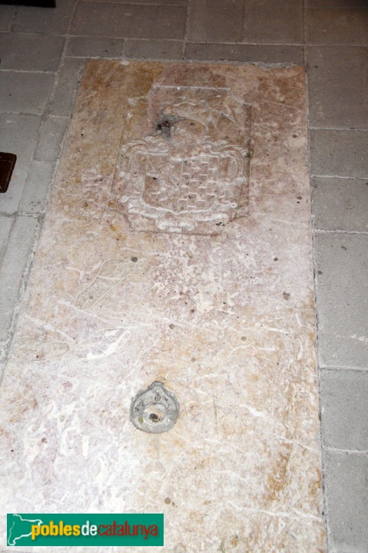 Estaràs - Sant Julià, làpida sepulcral (Foto: Albert Esteves, 2015) Estaràs - Sant Julià, làpida sepulcral