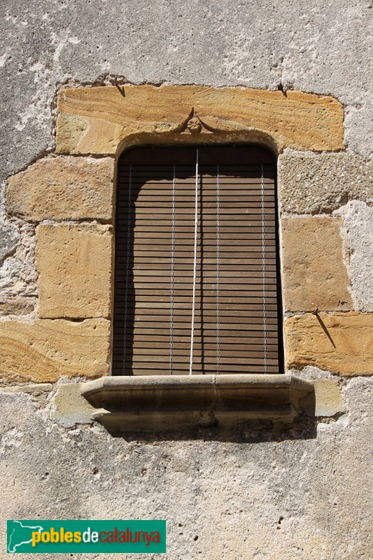 Gualta - Finestra del carrer Castellar, abans de la reforma (Foto: Albert Esteves, 2016) Gualta - Finestra del carrer Castellar, abans de la reforma