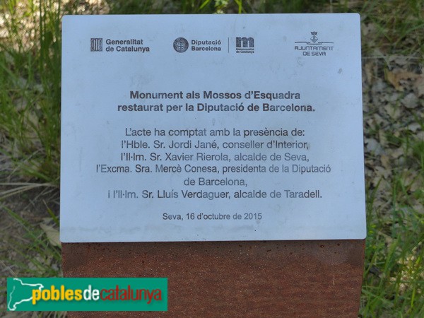 Placa de la restauració del monòlit (Foto: Graciel·la Vidal, 2017) Placa de la restauració del monòlit