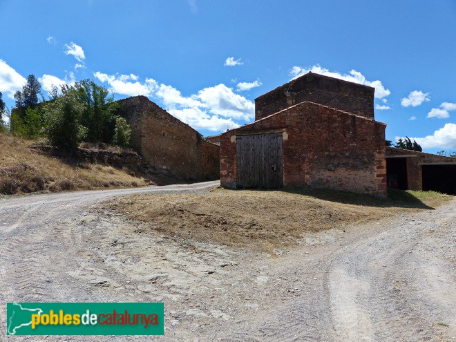 Pallers, coberts i altres edificacions que conformen el mas (Foto: Graciel·la Vidal, 2017) Pallers, coberts i altres edificacions que conformen el mas