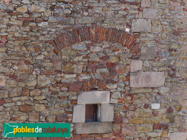 Detall constructiu i finestra lateral. Segurament correspon a una ampliació (Foto: Graciel·la Vidal, 2017) Detall constructiu i finestra lateral. Segurament correspon a una ampliació