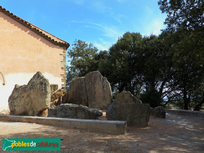 Folgueroles - Dolmen de Puigseslloses (Foto: Graciel·la Vidal, 2017) Folgueroles - Dolmen de Puigseslloses