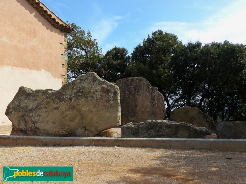 Folgueroles - Dolmen de Puigseslloses (Foto: Graciel·la Vidal, 2017) Folgueroles - Dolmen de Puigseslloses