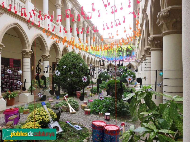 Palafrugell - Convent de les Carmelites (Escola Vedruna) (Foto: Davidpar, 2015) Palafrugell - Convent de les Carmelites (Escola Vedruna)