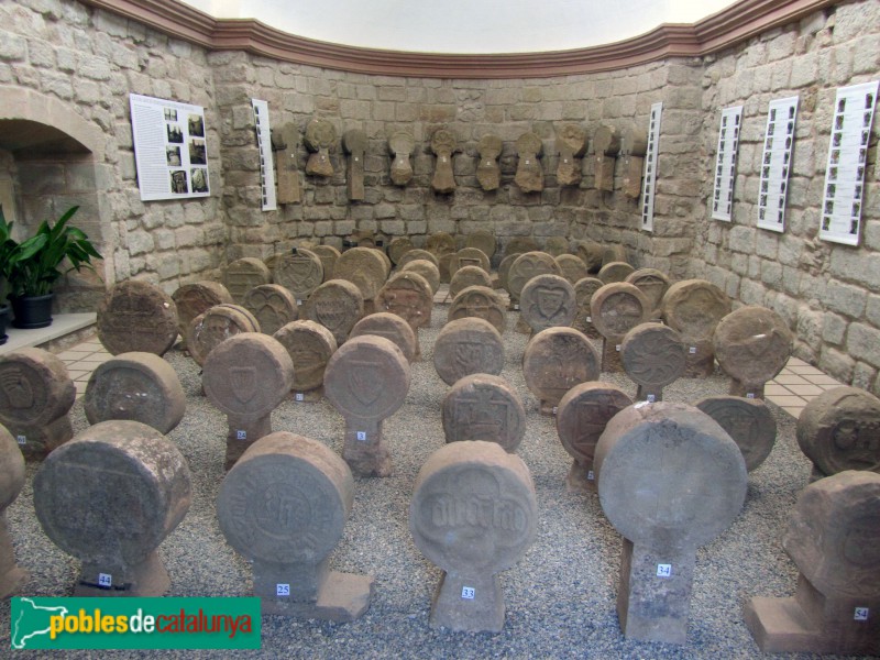 Sanaüja - Capella de Santa Magdalena, esteles discoïdals (Foto: Lluís Castany, 2017) Sanaüja - Capella de Santa Magdalena, esteles discoïdals