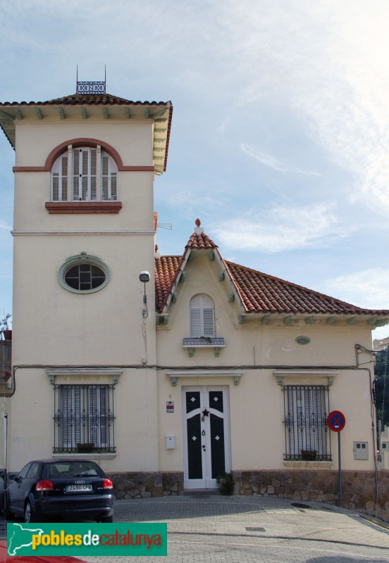 Torrelles de Llobregat - Torre de la plaça de l'Església (Foto: Albert Esteves, 2017) Torrelles de Llobregat - Torre de la plaça de l'Església