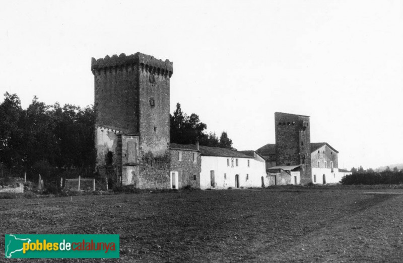 Castelldefels - Cal Tivalla i Cal Ballester (Foto: Joaquim Rubió Balaguer -Arxiu C.E.C.-, 1931) Castelldefels - Cal Tivalla i Cal Ballester