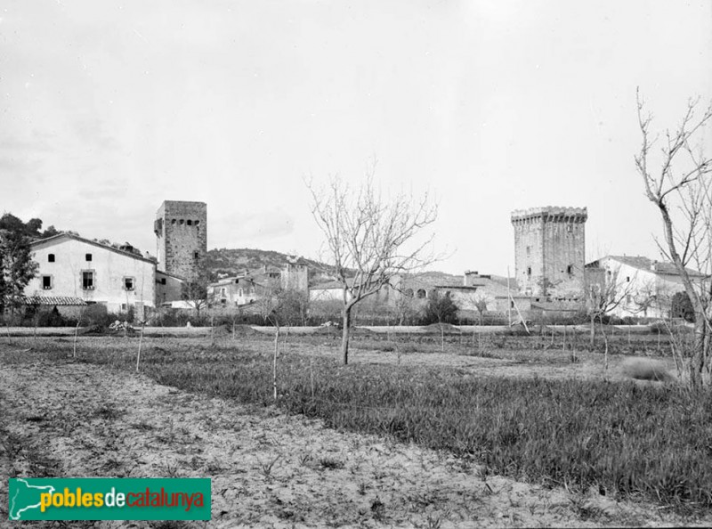 Castelldefels - Torre Folcher i torre Savall (Foto: Lluís Marià Vidal -Arxiu C.E.C.-, 1890) Castelldefels - Torre Folcher i torre Savall