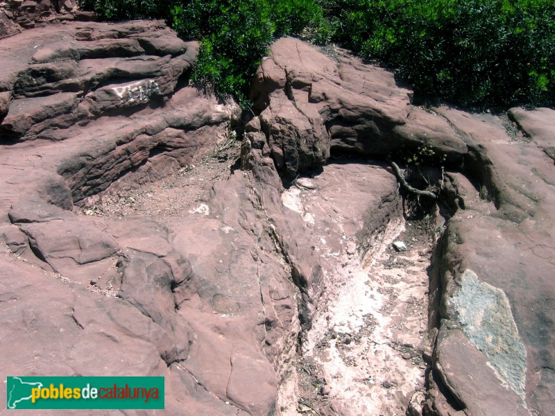 Gavà - Castell d'Eramprunyà, tombes excavades a la roca (Foto: Albert Esteves, 2006) Gavà - Castell d'Eramprunyà, tombes excavades a la roca