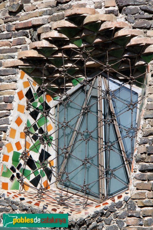 Colònia Güell - Cripta (exterior) (Foto: Albert Esteves, 2018) Colònia Güell - Cripta (exterior)