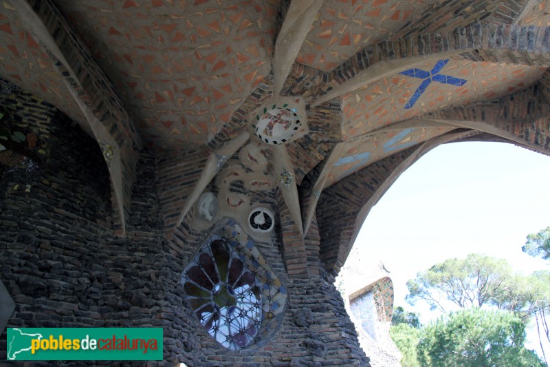 Colònia Güell - Cripta (exterior) (Foto: Albert Esteves, 2018) Colònia Güell - Cripta (exterior)