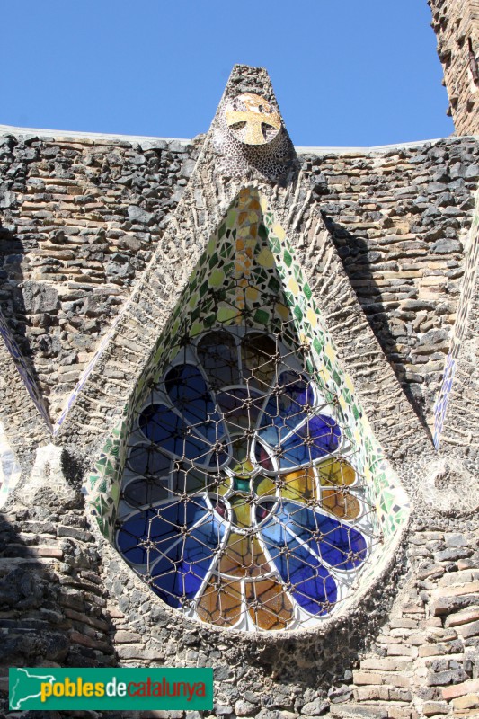 Colònia Güell - Cripta (exterior) (Foto: Albert Esteves, 2018) Colònia Güell - Cripta (exterior)