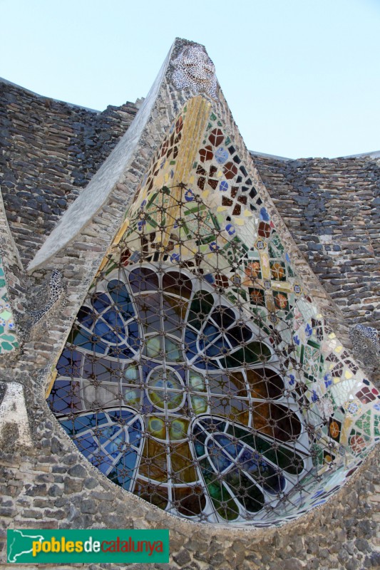 Colònia Güell - Cripta (exterior) (Foto: Albert Esteves, 2018) Colònia Güell - Cripta (exterior)