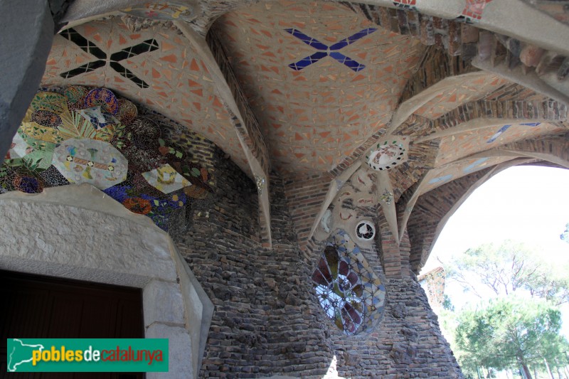 Colònia Güell - Cripta (exterior) (Foto: Albert Esteves, 2018) Colònia Güell - Cripta (exterior)