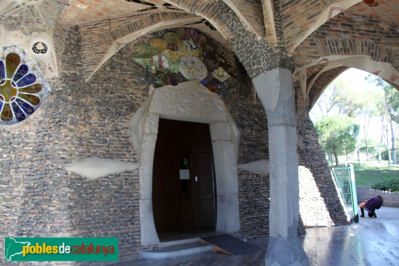 Colònia Güell - Cripta (exterior) (Foto: Albert Esteves, 2018) Colònia Güell - Cripta (exterior)