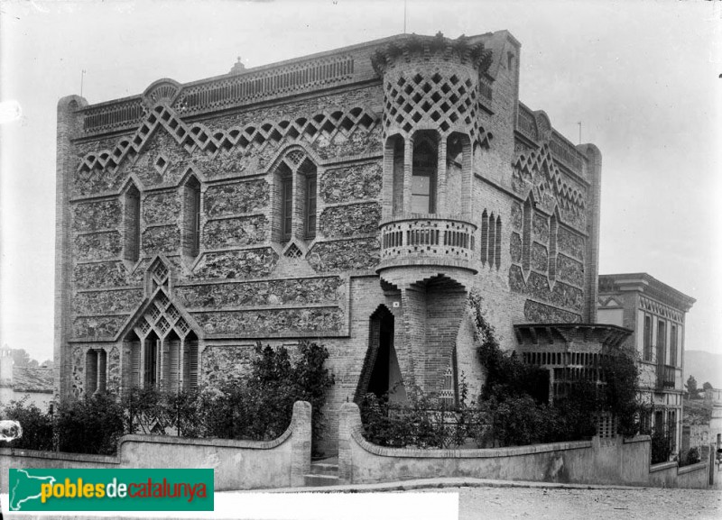 Colònia Güell - Ca l'Espinal (Foto: <i>Anònim -Arxiu fotogràfic C.E.C.-</i>, inicis segle XX) Colònia Güell - Ca l'Espinal