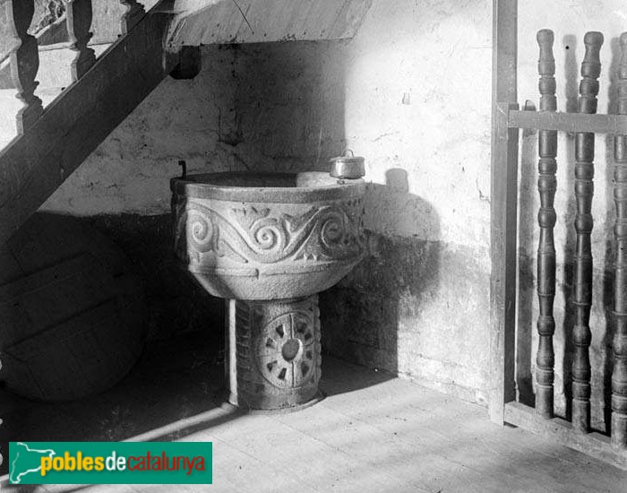 Betlan - Església de Sant Pere, pica baptismal (Foto: Antoni Bartomeus -Arxiu fotogràfic C.E.C.-, 1905) Betlan - Església de Sant Pere, pica baptismal
