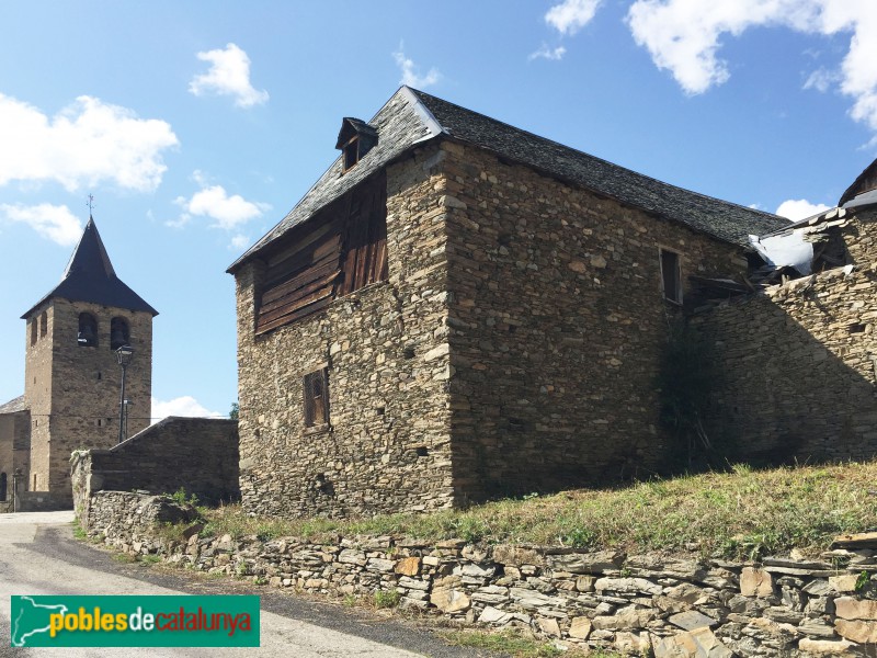 Montcorbau - Plaça de l'Església (Foto: Albert Esteves, 2018) Montcorbau - Plaça de l'Església
