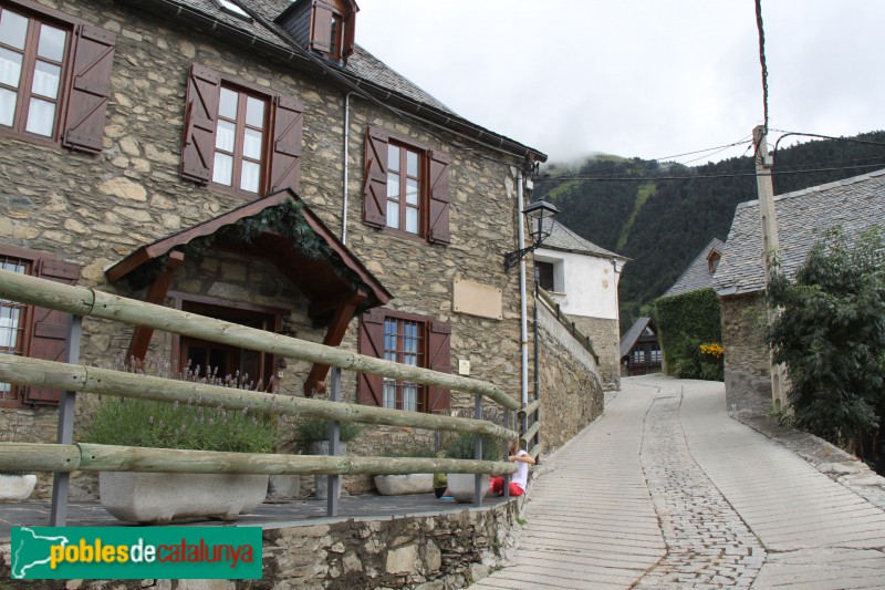 Montcorbau - Carrer principal (Foto: Albert Esteves, 2018) Montcorbau - Carrer principal
